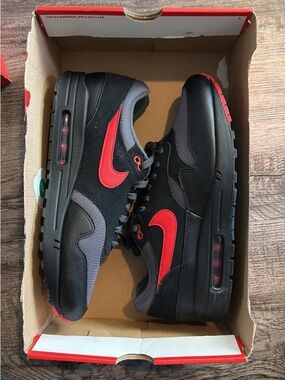 Nike Men’s Black and Red Low-Top Sneakers